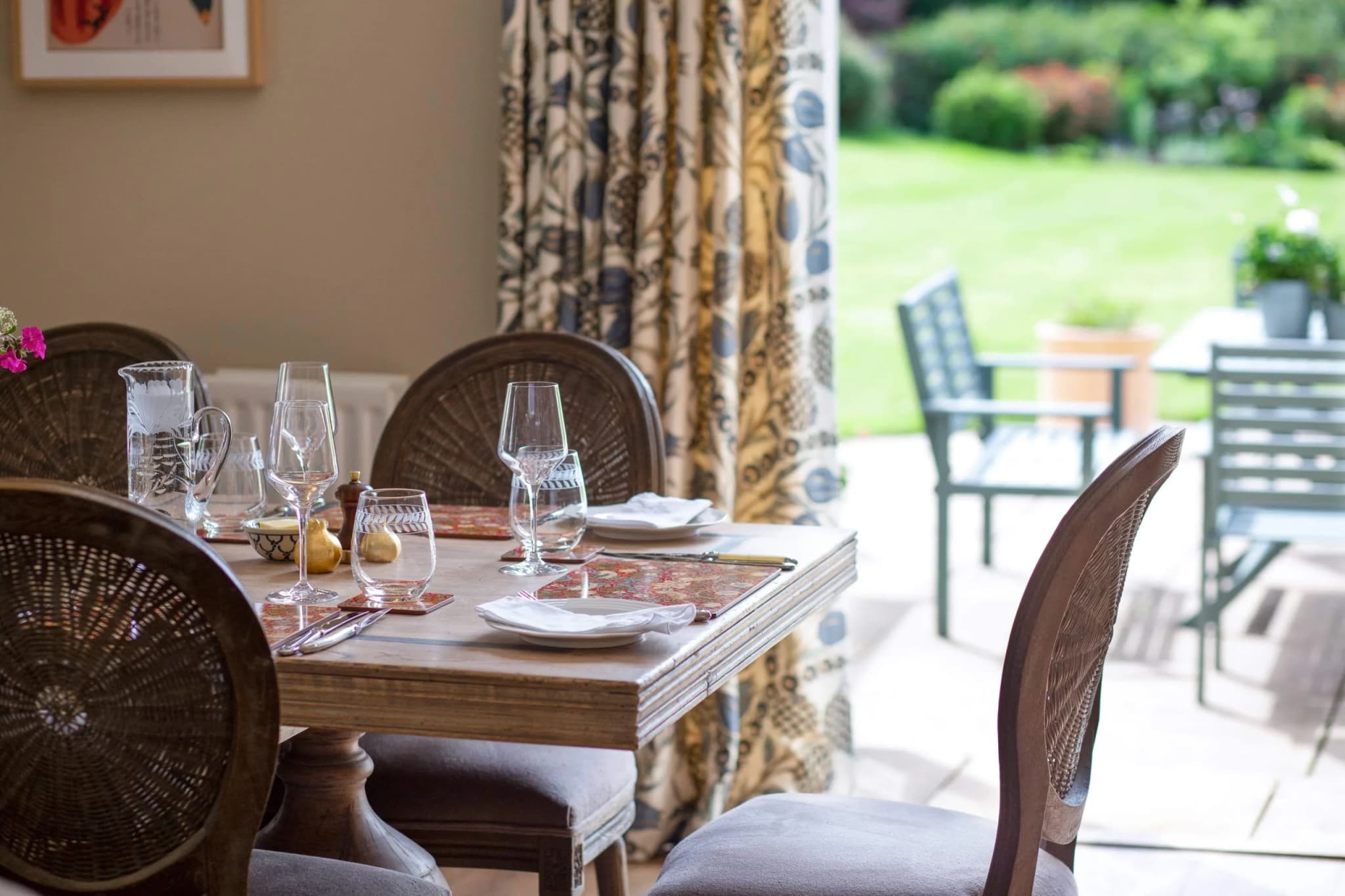 2 Dining and outdoors (1)